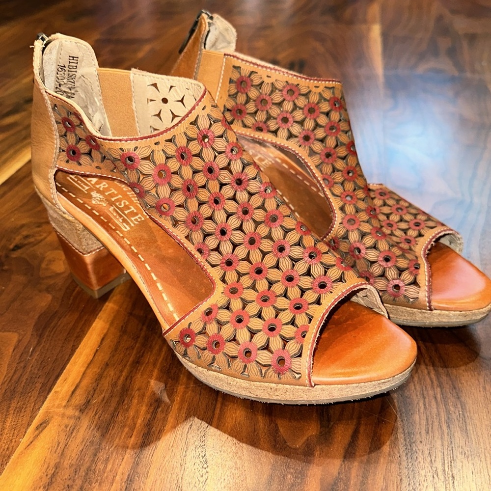 ARTISTE Floral Cutout Leather Peep-Toe Sandals in Tan & Red